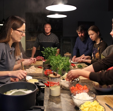 Pasiteisino: stalas ir bendras darbas sujungia žmones.