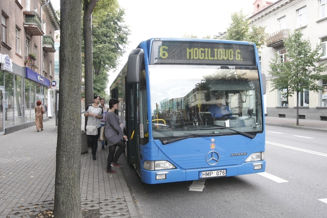 Taisyklės: keleiviai vis dar stebisi, kad Klaipėdoje įlipti į autobusą galima tik pro priekines duris.