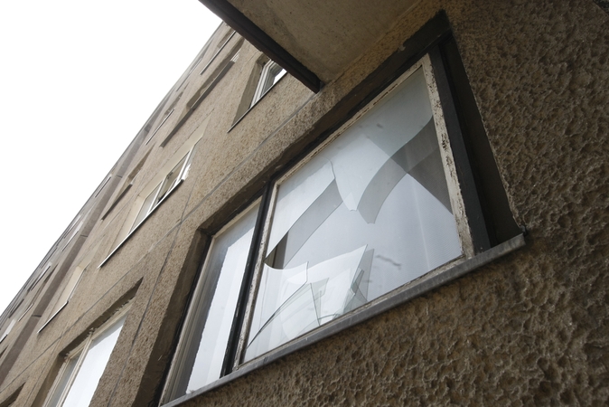 Argumentai: kodėl girtas vyras daužė pažįstamos moters buto langus, pareigūnai kol kas nežino.