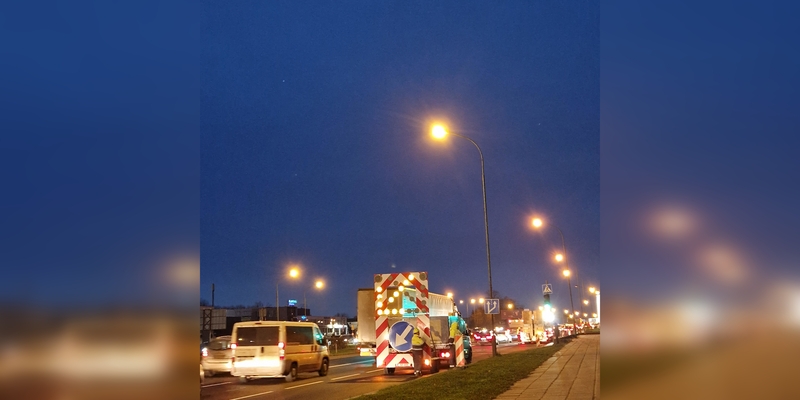 Eismas: vakar asfaltavimo darbai vyko iš pat ryto, apie tai bylojo darbuotojų atgabenta technika.