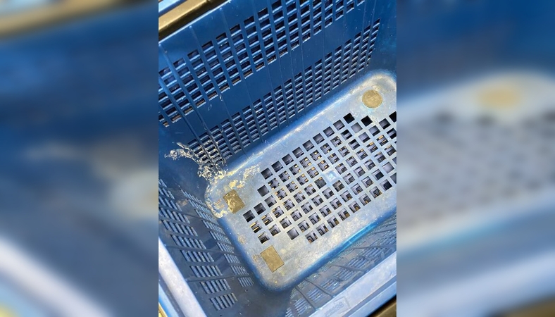 Nešvaru: pirkėjai krepšeliuose randa ir purvo pėdsakų.