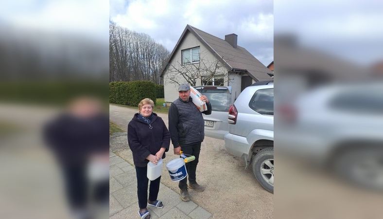 Staigmena: Rūdaičių kaimo „Pajūrio bendruomenės“ pirmininkė G. Katkuvienė itin nustebo, kai vieną dieną sulaukė svečio – E. Pušinskas padovanojo koplytėlės fasadui dažų.