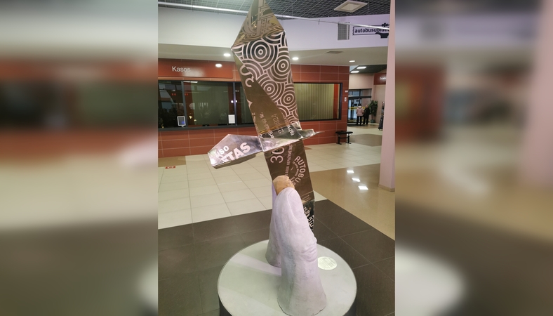 Prasmė: naujoji skulptūra – Klaipėdos ir jūros simbolis, sukurtas bendrovės „Klaipėdos paslaugos“ 70-mečio proga.