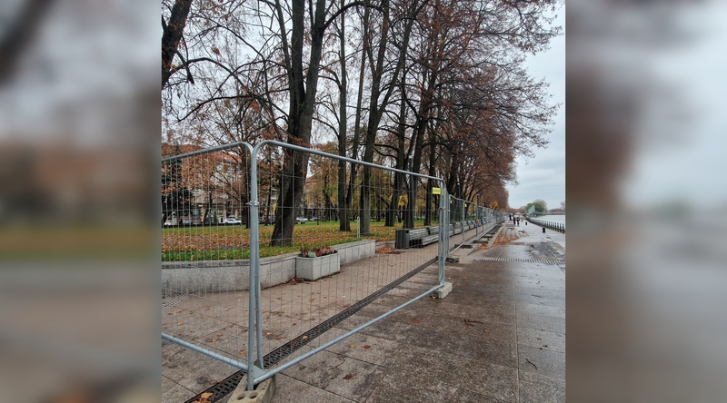 Staigmenos: šiuo metu Danės skvere vyksta pasiruošimas Kalėdų šventei.