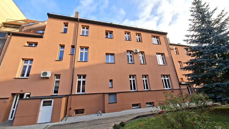 VŠĮ Klaipėdos med. slaugos ligoninės atnaujinto pastato fasadas.