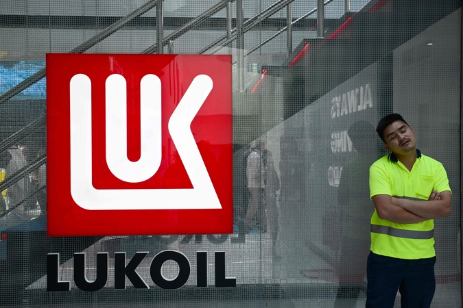 „Lukoil“ aktyvais užsienyje susidomėjo amerikiečių ir arabų bendrovės