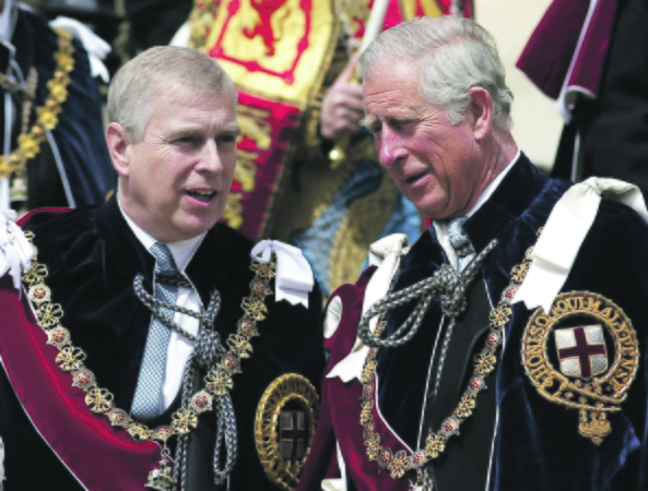 Neišsaugojo: dėl nusikalstamo gyvenimo būdo A. Mountbattenas Winndsoras neteko visų titulų ir privilegijų, kuriomis mėgavosi nuo pat gimimo. Nuotraukoje tuometis princas Andrew (kairėje) ir būsimasis valdovas, Velso princas Čarlzas.