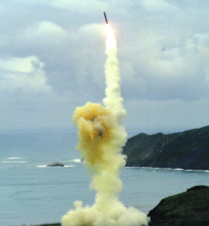 Rutina: „Minuteman III“ bandymas tik atrodo grėsmingai – raketa be kovinės galvutės periodiškai paleidžiama, tikrinant jos techninius parametrus.