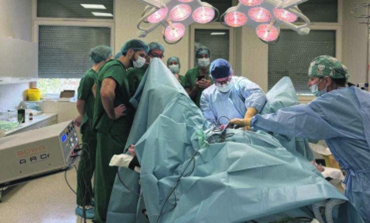 Būdas: operacijos metu implantavus dirbtinį šlaplės sfinkterį, šis mažas prietaisas veikia kaip vožtuvas ir leidžia pacientui valdyti šlapimo nutekėjimą.