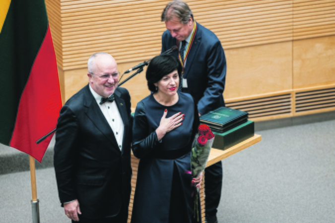 Drauge: antradienį Seime prisiekusi naujoji kultūros ministrė V. Aleknavičienė pasakoja, kad kartu su kultūros bendruomene spalio pradžioje vykusiame proteste klausėsi M. K. Čiurlionio „Jūros“ Joniškyje.