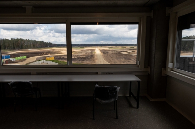 Ministras žada aiškintis situaciją dėl „Fegdos“ su defektais nutiesto kelio į Rūdninkų poligoną