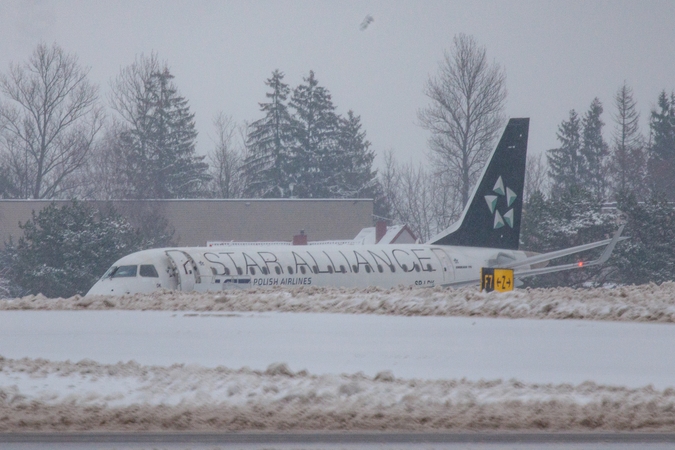 Lėktuvas nuslydo nuo pakilimo tako Vilniaus oro uoste