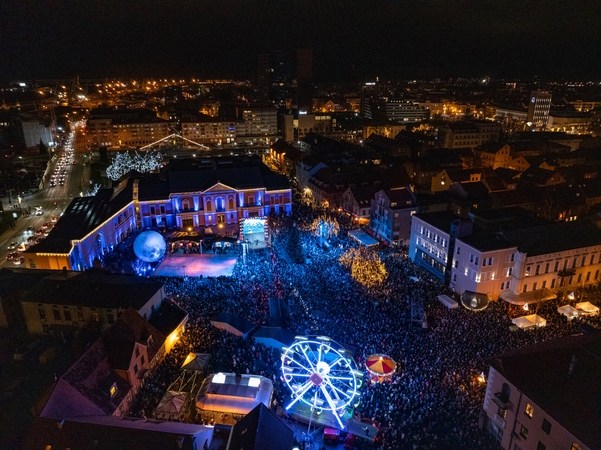 Klaipėdos gatvės suspindės kalėdiniais papuošimais