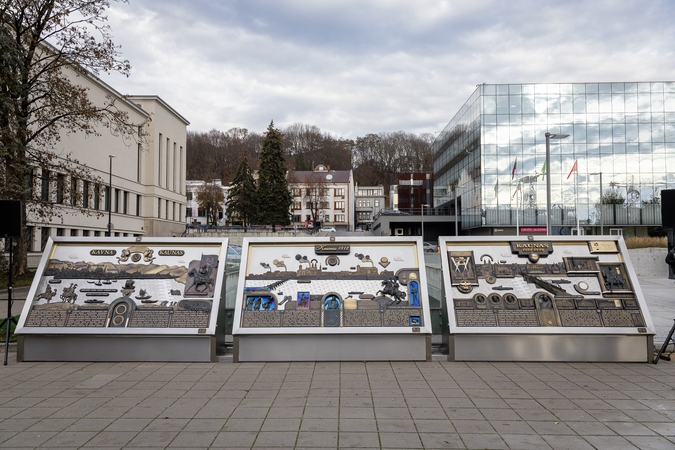 Vienybės aikštėje atidengti  bronziniai bareljefai „Kauno istorija“
