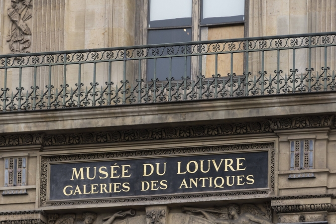 Kaltinimų dėl brangenybių vagystės iš Luvro muziejaus sulaukusi moteris pravirko teismo salėje