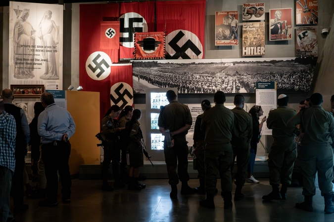 Lenkija dėl Holokausto muziejaus įrašo iškvietė Izraelio ambasadorių