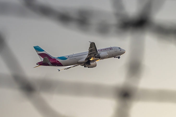 Oro linijos atšaukė ar atidėjo skrydžius po „Airbus“ įspėjimo dėl lėktuvų „A320“ atnaujinimo