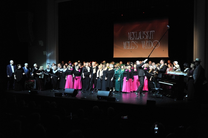 Emocijos: festivalio dalyvių dainų klausėsi sausakimša žiūrovų salė, audringais aplodismentais lydėjusi kiekvieną patikusią dainą.