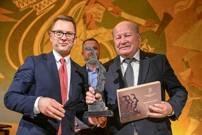 Įvertinimas: Kauno rajono merui V. Makūnui (dešinėje) apdovanojimą įteikė ministrės pirmininkės patarėjas Povilas Saulevičius.