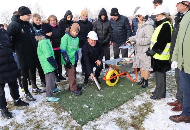 Ženklas: kapsulė simbolizuoja darbų pradžią.