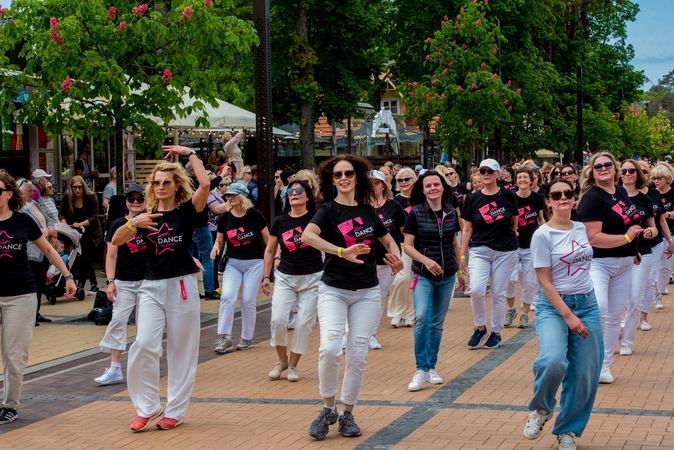 Masiškiausia: Palangoje surengtame XX linijinių šokių festivalyje „Draugystės tiltas“ šoko 2 tūkst. 554 šokėjai.