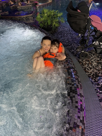 Pajėgos: Ameliją slaugo mama, padeda į namus užsukančios individualios priežiūros darbuotoja ir specialioji pedagogė, tačiau, mamos žodžiais, pagalbos reikėtų daugiau.