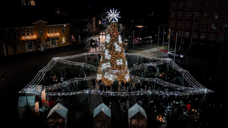 Lazdijų Nepriklausomybės aikštėje sužibo pagrindinė miesto eglė