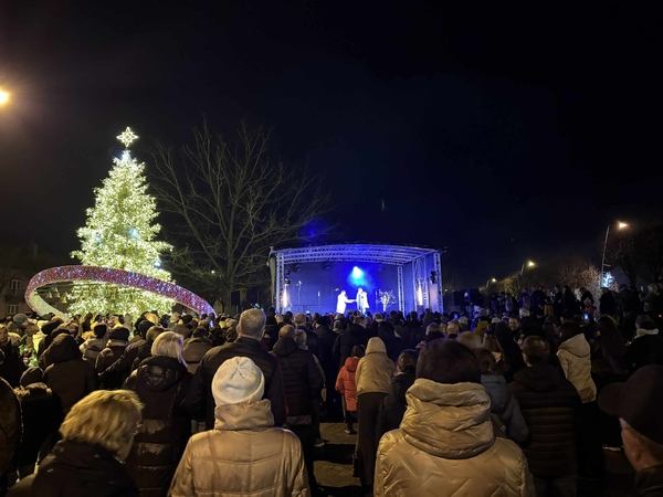 Šakiuose sužibo Kalėdų eglė