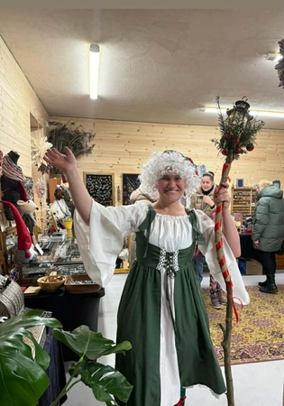 Veikli: šauniosios elfės J. Alminaitės galvoje – milijonas idėjų. Ne vieną jų pavyko įgyvendinti – žagarietė subūrė vietos bendruomenę, surengė meduolių parodą, o nereikalingus žaislus pavertė kalėdinėmis dovanėlėmis.