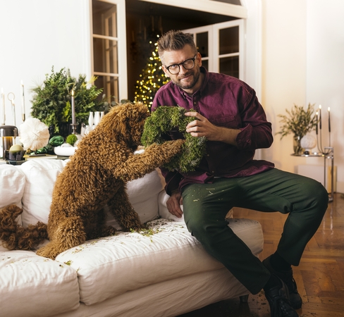 Natūralumas: „Tegul namuose kvepia tikros šakos, žiemos gėlės ir miško kankorėžiai, o ne plastiko burbulai, bumbulai ir visomis vaivorykštės spalvomis žėrinčios girliandos“, – ragina A. Ivanauskas.