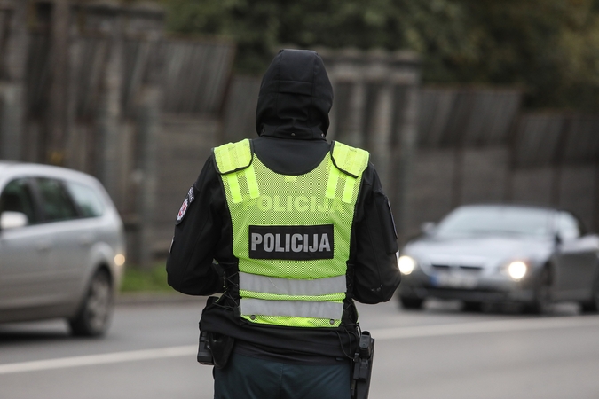 Girtą BMW vairuotoją sustabdė smūgis į Lietuvos karo akademijos vartus