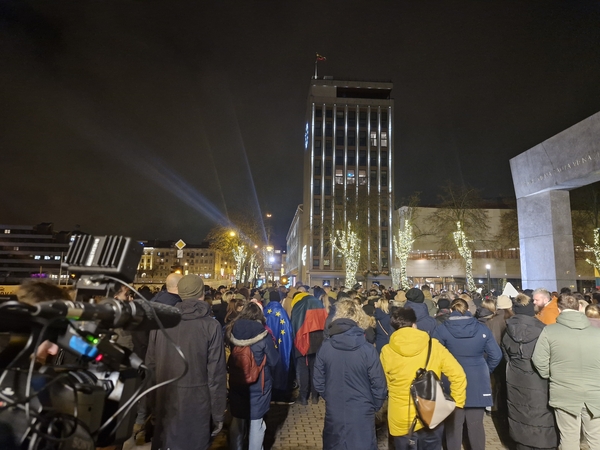Pozicija: antradienio vakarą Klaipėdoje prie paminklo „Arka“ į laisvo žodžio ir laisvos žiniasklaidos palaikymo akciją susirinko keli šimtai klaipėdiečių.