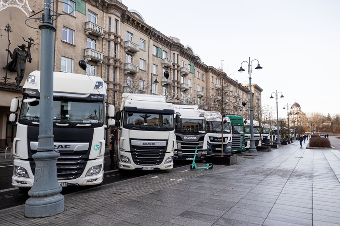 „Niekas neturėtų būti paliktas“: Gedimino prospekte rikiuojasi vežėjų vilkikai