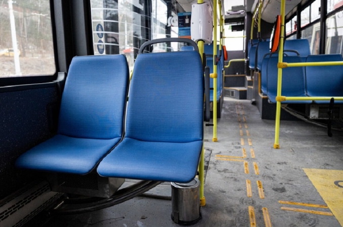 Vilniuje staigiai stabdant autobusą sužalota keleivė