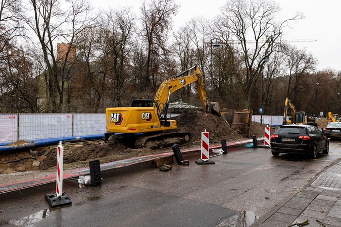 Stiprus vėjas Vilniuje išvartė apsaugines tvoras