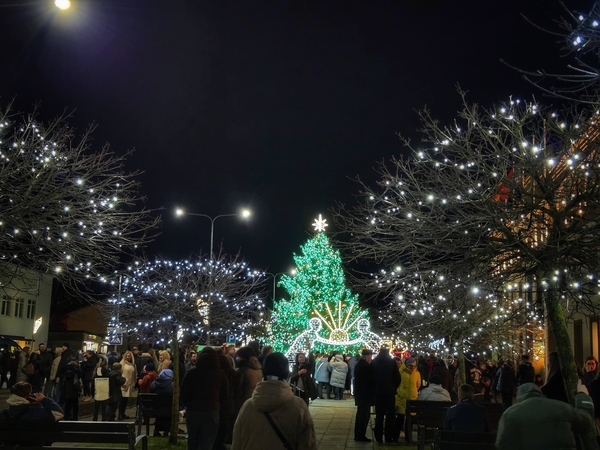 Varėnoje sužibo nuostabiai didinga Kalėdų eglė