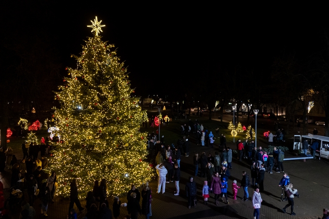 Biržuose įžiebta Kalėdų eglutė