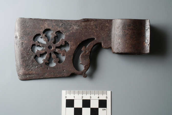 Plačiaašmenis kirvis, papuoštas kiauraraščiu ornamentu. Molėtų raj.