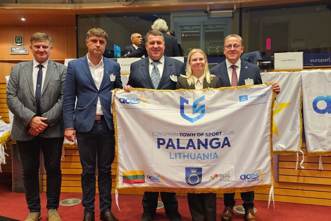 Regalijos: Palangos delegacijai įteikta oficiali Europos sporto miesto 2026 vėliava.