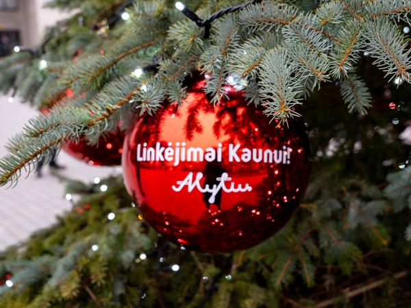 Nustebino visą Lietuvą: Kalėdų eglutė, kuri siunčia linkėjimus