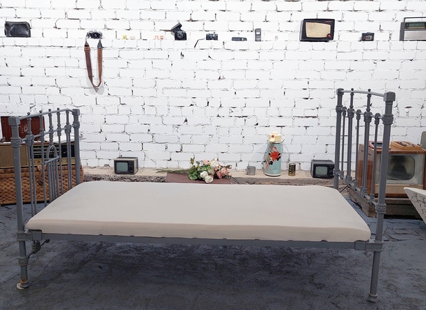 Dekoracija: prireikus lova nešama į kitą erdvę ir naudojama spektaklio metu.