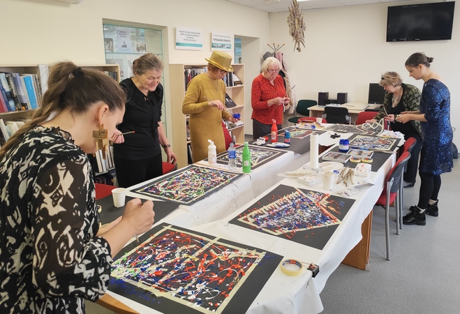 Eksperimentas: projekto dalyvės J. Pollocko maniera taškė dažus.