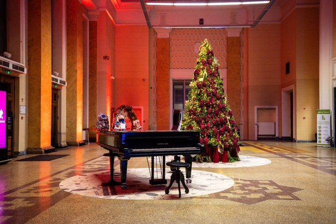 Keleivius džiuginę fortepijonai lieka geležinkelio stotyse