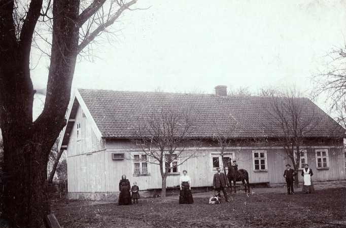 Hauptų šeimos sodyba Skersviečiuose (vok. Skerswethen). Nuotraukoje: Hermine, Lieschen, Anna, Emil, Erich, vežėjas ir tarnaitė
