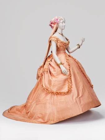 Autentika: parodoje eksponuojamos XIX a. suknelės, sukurtos garsiuose Paryžiaus mados namuose.