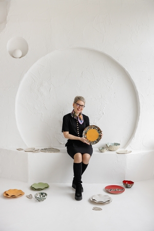 Braižas: L. Danilienė sako kurianti dialogą tarp tradicinės ir šiuolaikinės keramikos, tarp meninės raiškos, autentiškumo, natūralių medžiagų, spalvinių akcentų ir formų žaismo.