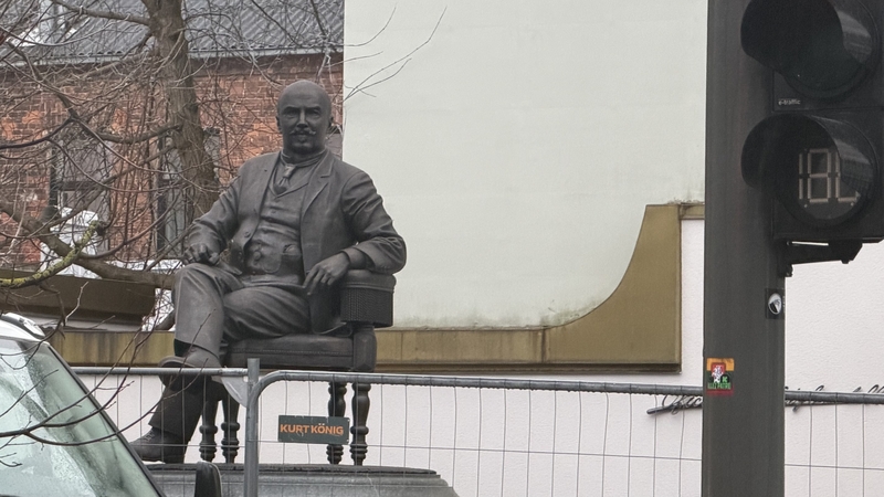 Petro Vileišio skulptūra jau įsitaisė skvere