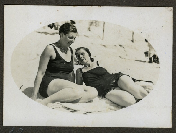 Moterys prie jūros 3-iame dešimtmetyje