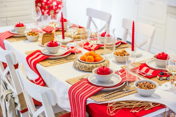 Tradicinis: toks Kalėdų stalo dekoras – šiltas, kupinas nostalgijos. 