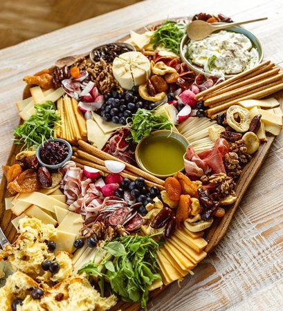 Patogu: paruošti užkandžių stalą neužims daug laiko, jo galėsite skirti bendravimui, pataria B. Nicholson.